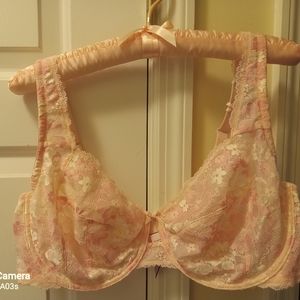 2 Victoria's Secret Fabulous Bra